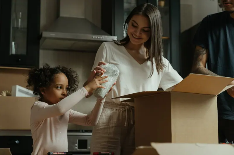 Familie packt Kartons in der Küche – Privatumzug Langenhagen