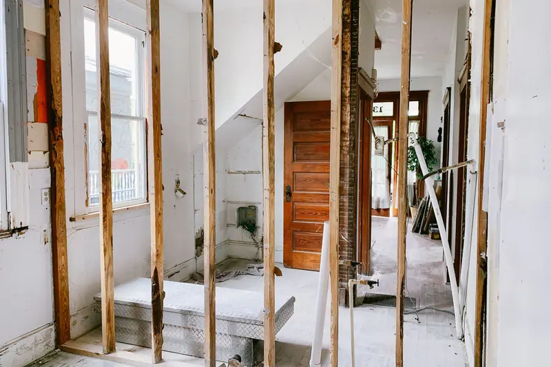 Freigelegte Ständerwand beim Rückbau – Entkernung