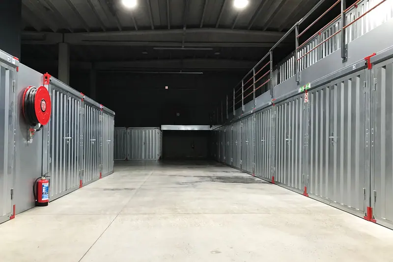 Lagerabteile in einer Halle – Möbel einlagern