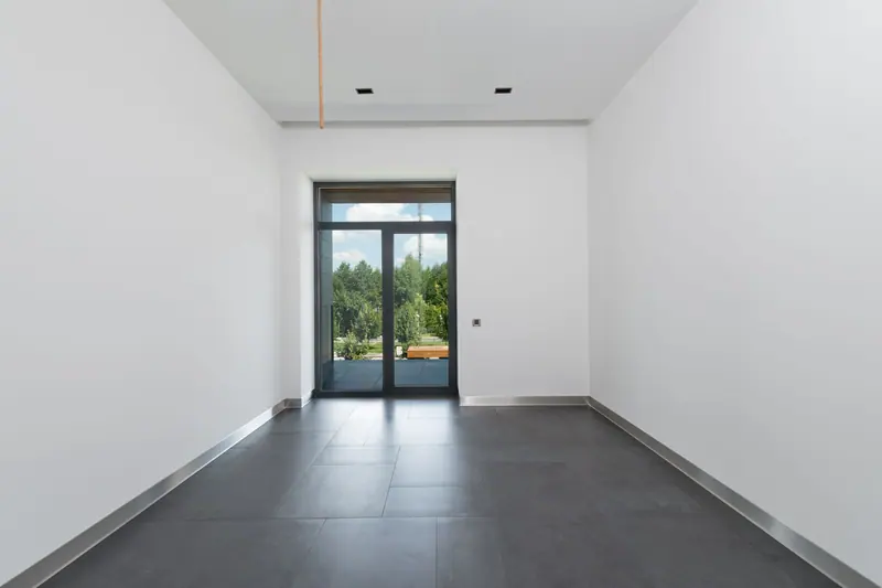 Besenreines Zimmer mit großer Fenstertür – Keller & Dachboden entrümpeln