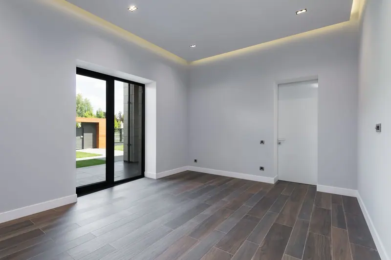 Leerer Raum mit bodentiefer Fenstertür – Hameln