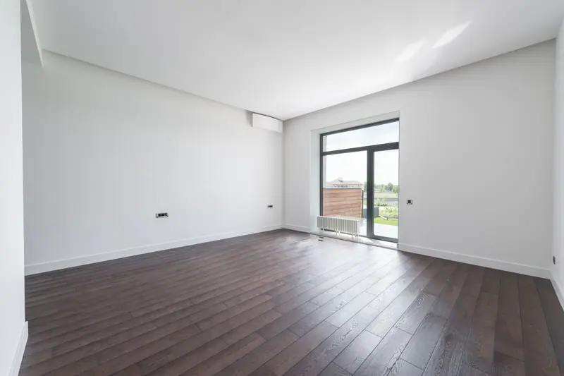 Leeres Zimmer mit Parkett nach der Räumung