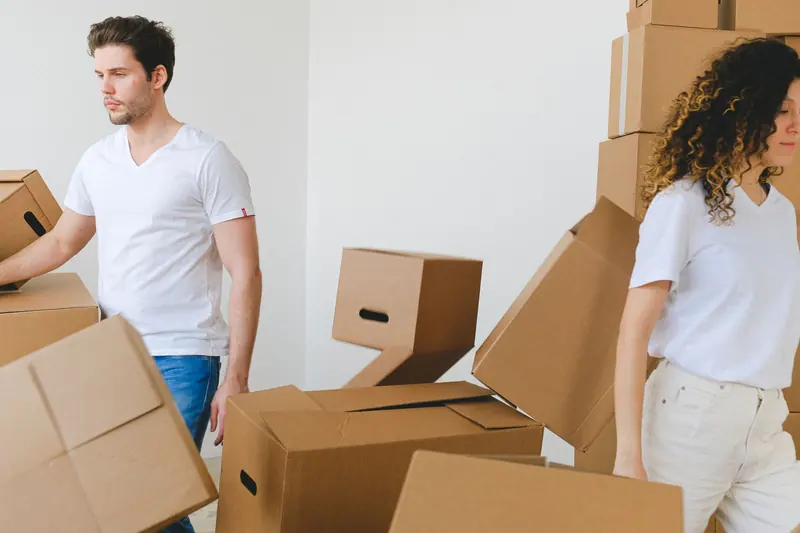 Kartons werden in der Wohnung gestapelt – Umzug