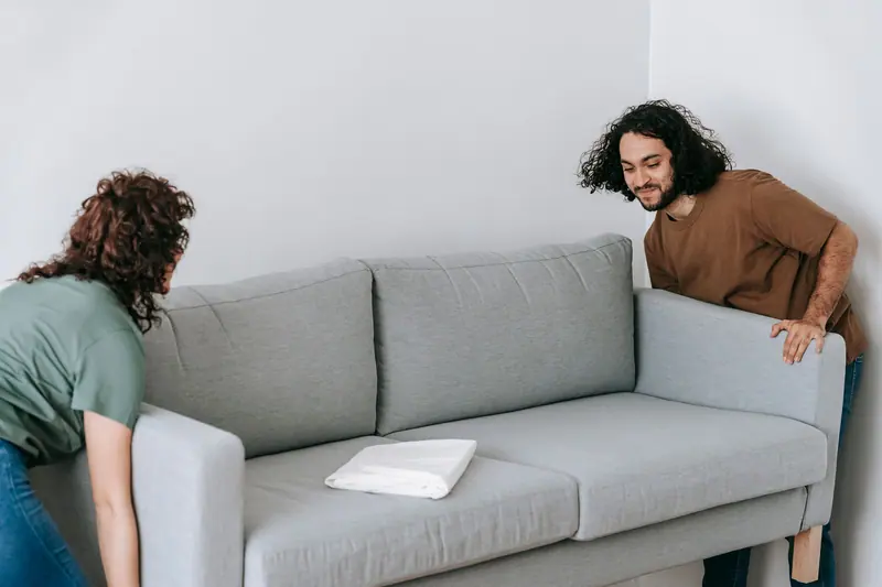 Sofa wird für den Umzug getragen – Privatumzug Minden