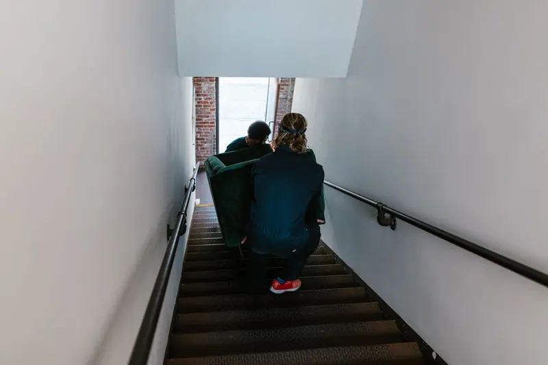 Sofa wird durchs Treppenhaus getragen