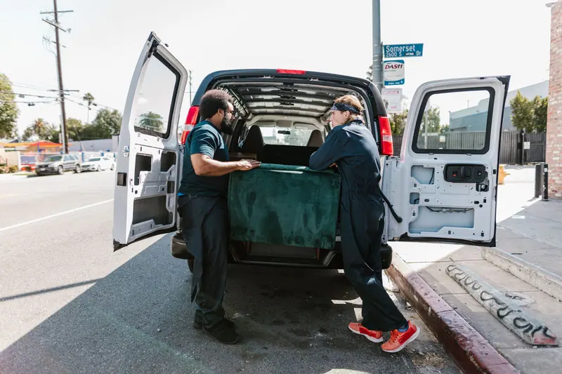 Sofa wird in einen Transporter geladen – Möbeltransport
