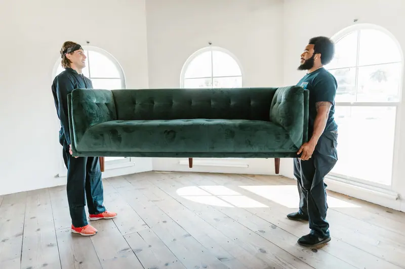 Sofa wird sicher getragen