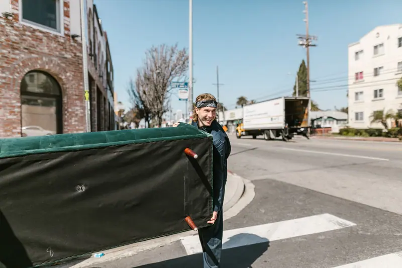 Sofa wird über die Straße zum Transporter getragen – Möbeltransport Garbsen