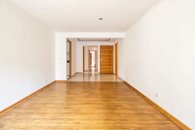 Leerer Flur mit Parkettboden nach der Räumung – Wohnungsauflösung