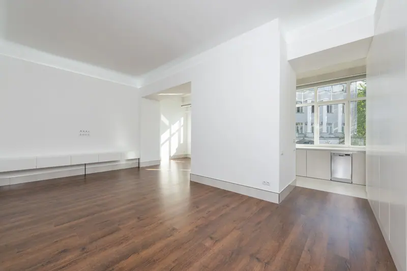 Geräumte Wohnung mit Holzboden