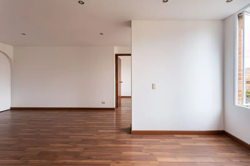 Leeres Wohnzimmer nach der Entrümpelung