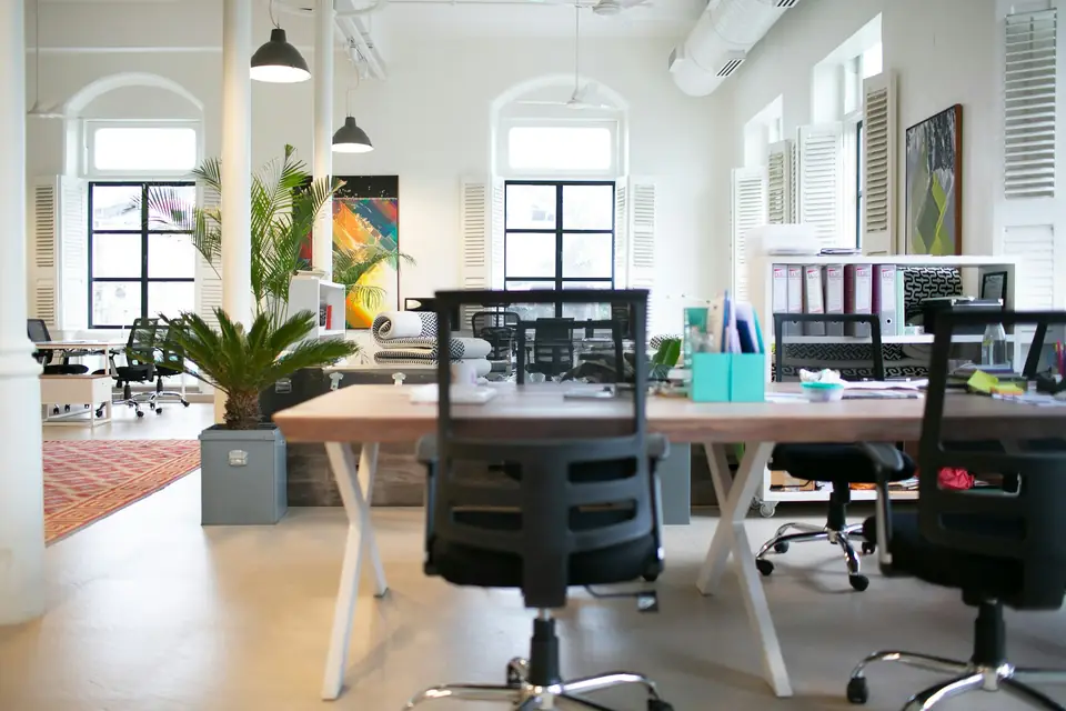Helles Büro in einem Altbau mit Schreibtischen und Bürostühlen