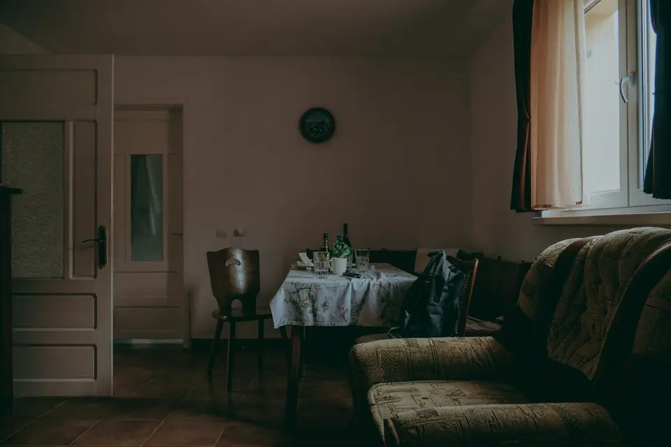 Älteres Wohnzimmer mit Polstermöbeln vor der Haushaltsauflösung