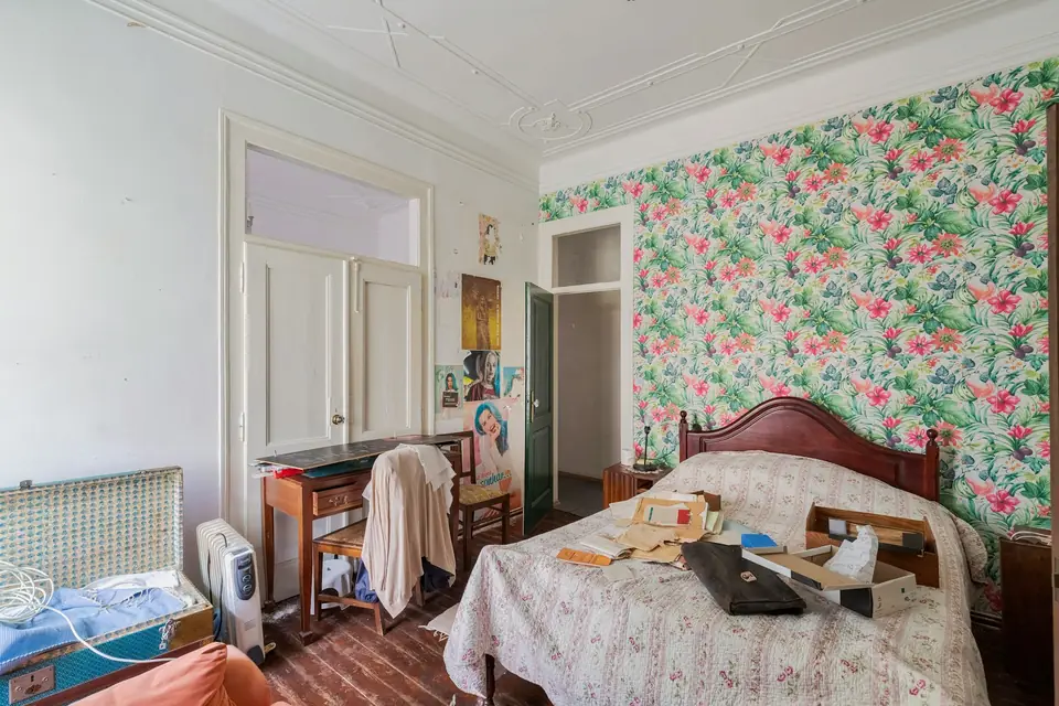 Schlafzimmer einer Mietwohnung mit Möbeln vor der Wohnungsauflösung